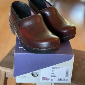 Sanita clog size 40. Burgundy. Never worn, new in box, smoke free, pet free home